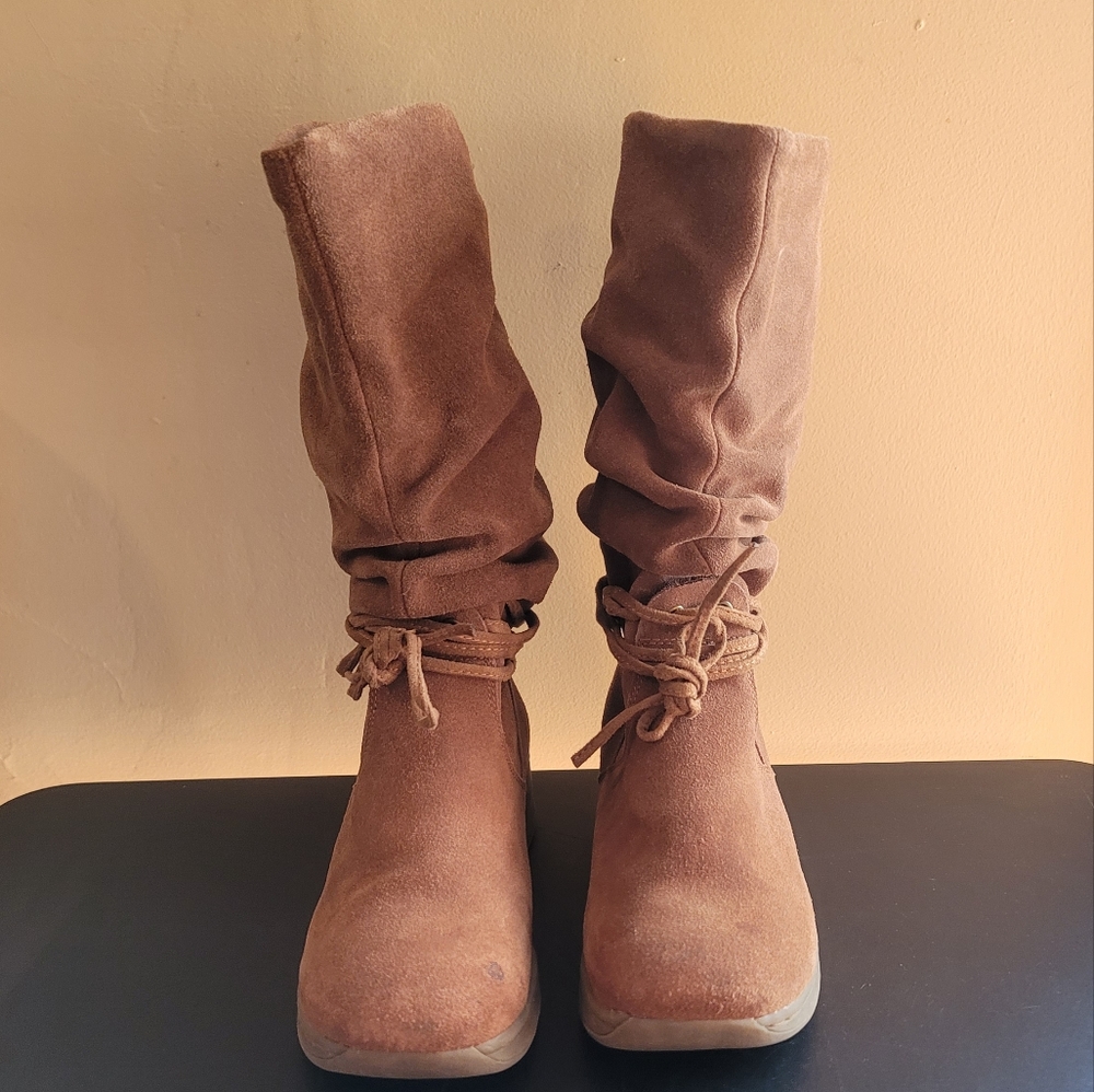 SKECHERS TAN SUEDE BOOTS